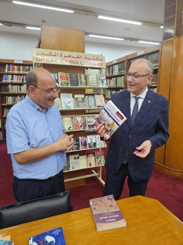 Büyükelçi Salih Mutlu Şen'den Büyük Kahire Kütüphanesi'ne Anlamlı Kitap Bağışı