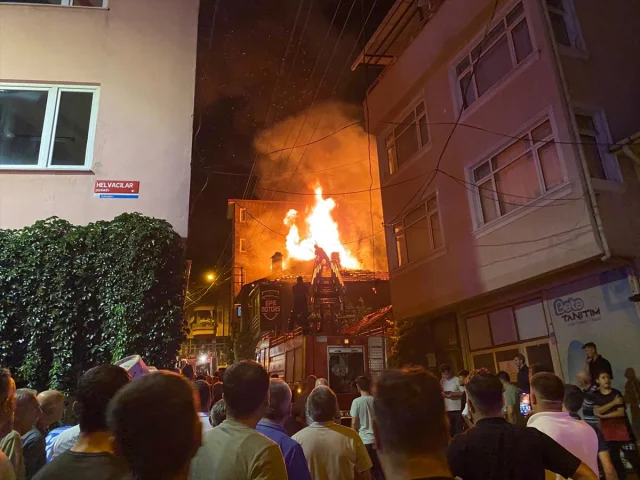 Balıkesir'de Yangın Paniği: İki Evde Büyük Hasar Meydana Gel...