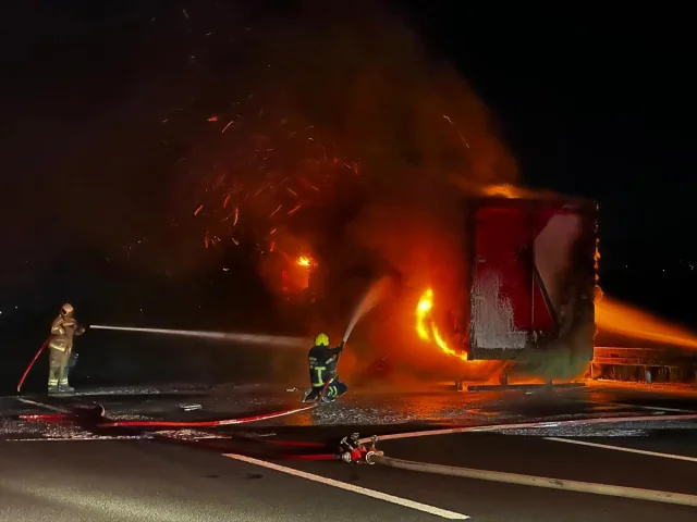 Bursa'da Otoyolda Yanan Kamyon Krizi: Trafik Aksadı