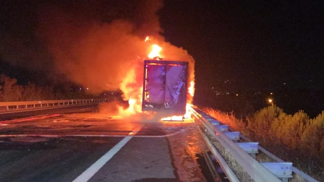 Bursa'da Otoyolda Yanan Kamyon Krizi: Trafik Aksadı