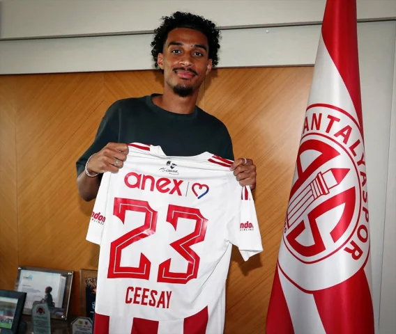 Antalyaspor'un Yeni Transferi Jesper Ceesay Sahada Neler Kat...