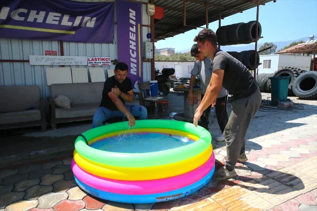 Hatay'ın Kavurucu Sıcaklarında Yenilikçi Çözüm: Esnafın Şişme Havuzu Çocuklara Da Serinlik Sağlıyor