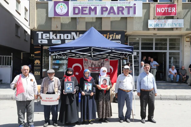 Muş'ta Evlat Nöbeti Sürüyor: Aileler Hala Umutla Bekliyor