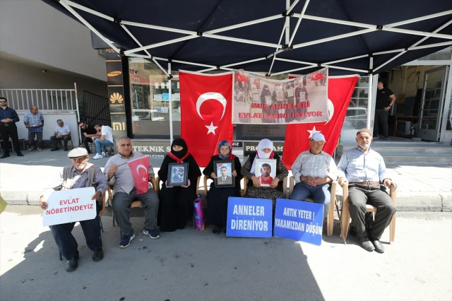 Muş'ta Evlat Nöbeti Sürüyor: Aileler Hala Umutla Bekliyor