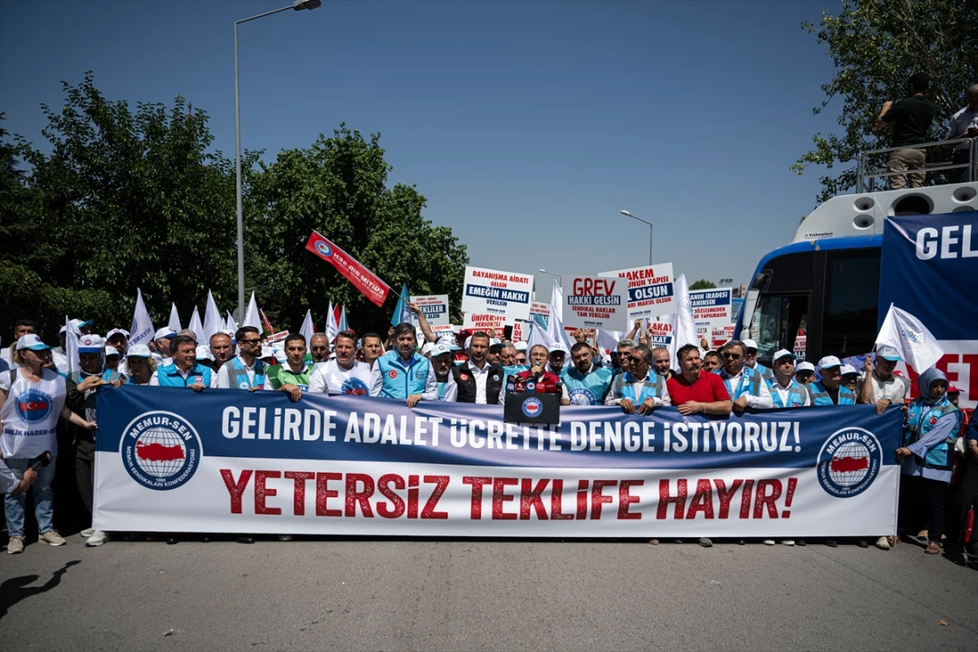 Memur-Sen'den Bakanlık Önünde Zam Tepkisi