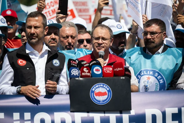 Memur-Sen'den Bakanlık Önünde Zam Tepkisi