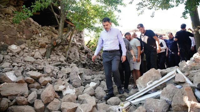 Bakan Kurum, Sındırgı'da Deprem Mağdurlarının Yanında