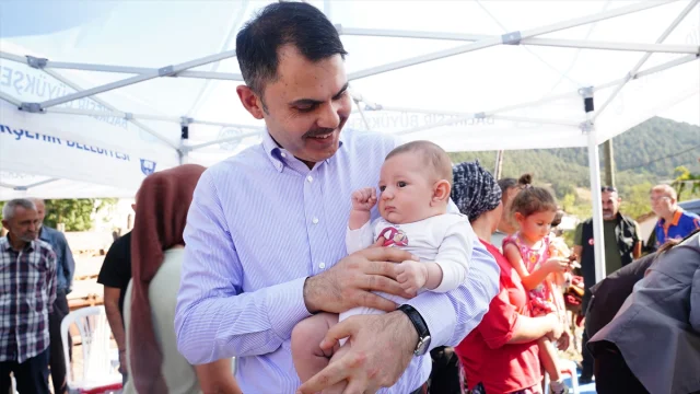 Bakan Kurum, Sındırgı'da Deprem Mağdurlarının Yanında