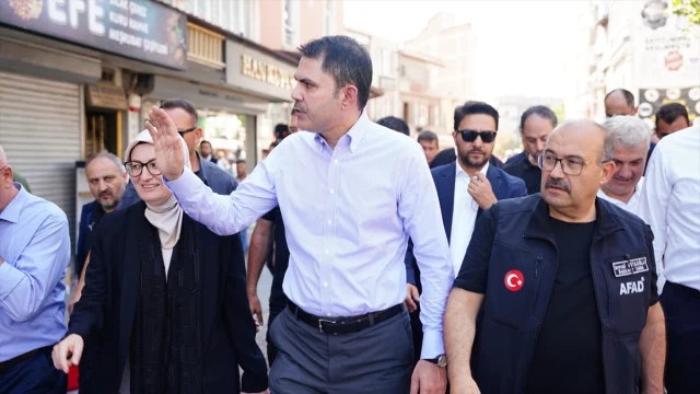Bakan Kurum, Sındırgı'da Deprem Mağdurlarının Yanında