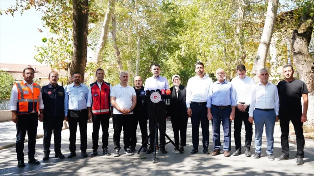 Bakan Kurum, Sındırgı'da Deprem Mağdurlarının Yanında