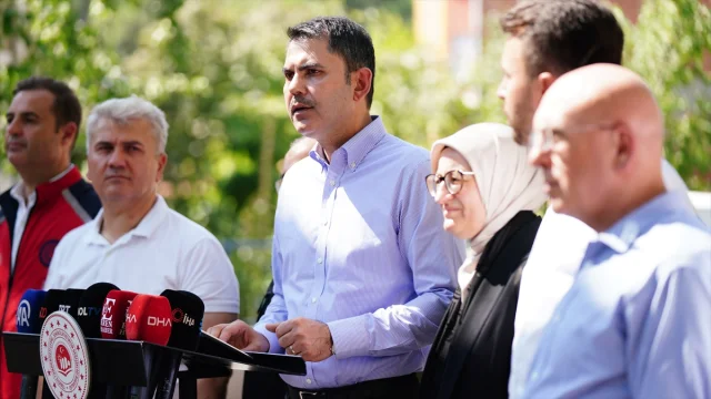 Bakan Kurum, Sındırgı'da Deprem Mağdurlarının Yanında