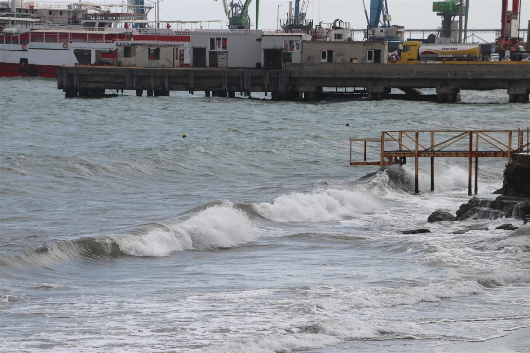 Tekirdağ'da Kuvvetli Poyraz Deniz Ulaşımını Aksatıyor