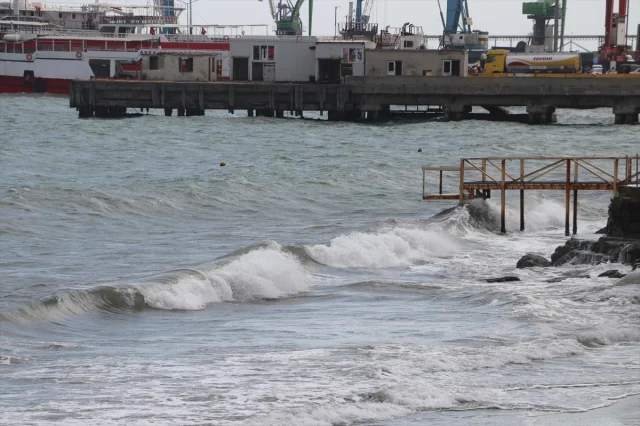 Tekirdağ'da Kuvvetli Poyraz Deniz Ulaşımını Aksatıyor
