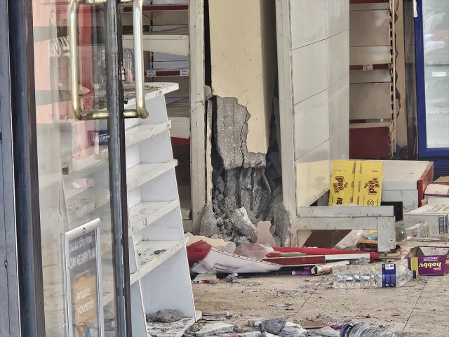 Balıkesir'de Deprem Anında Marketten Kaçış