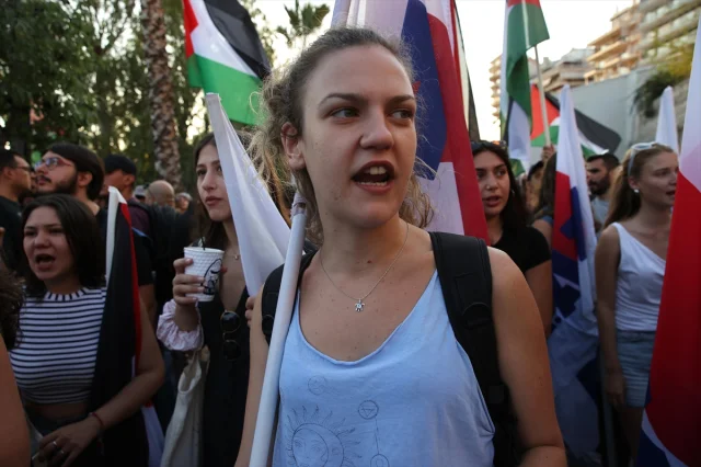 Pire Limanı'nda Gergin Anlar: Filistin Destekçileri İsrail Gemisini Protesto Etti