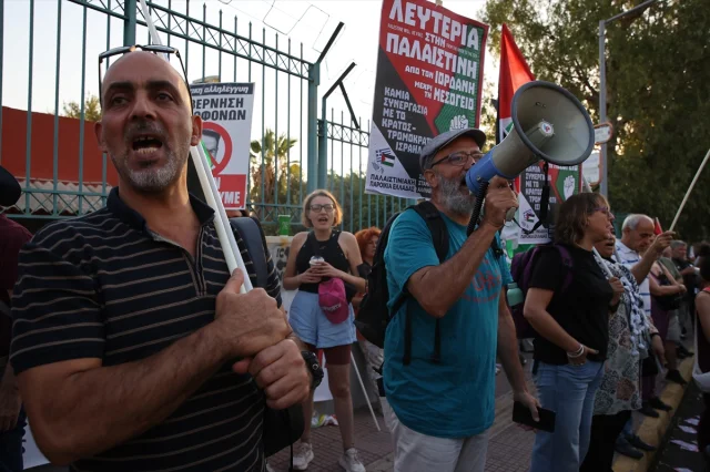 Pire Limanı'nda Gergin Anlar: Filistin Destekçileri İsrail Gemisini Protesto Etti