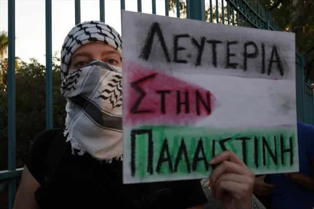 Pire Limanı'nda Gergin Anlar: Filistin Destekçileri İsrail Gemisini Protesto Etti
