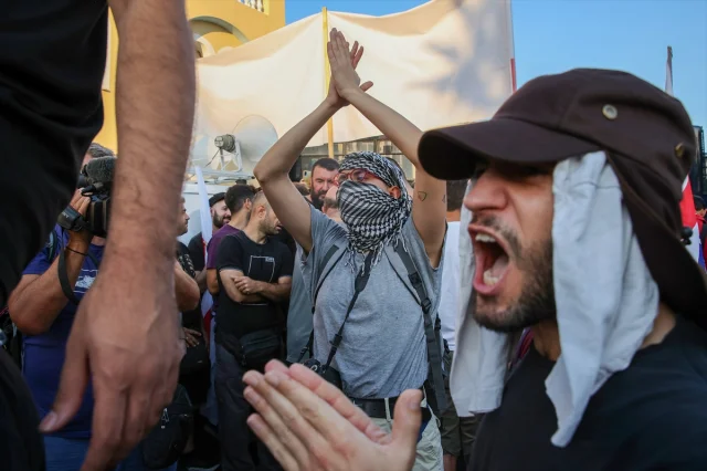 Pire Limanı'nda Gergin Anlar: Filistin Destekçileri İsrail Gemisini Protesto Etti