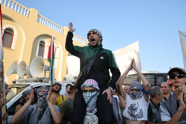 Pire Limanı'nda Gergin Anlar: Filistin Destekçileri İsrail Gemisini Protesto Etti