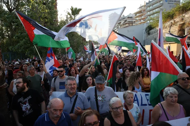 Pire Limanı'nda Gergin Anlar: Filistin Destekçileri İsrail Gemisini Protesto Etti
