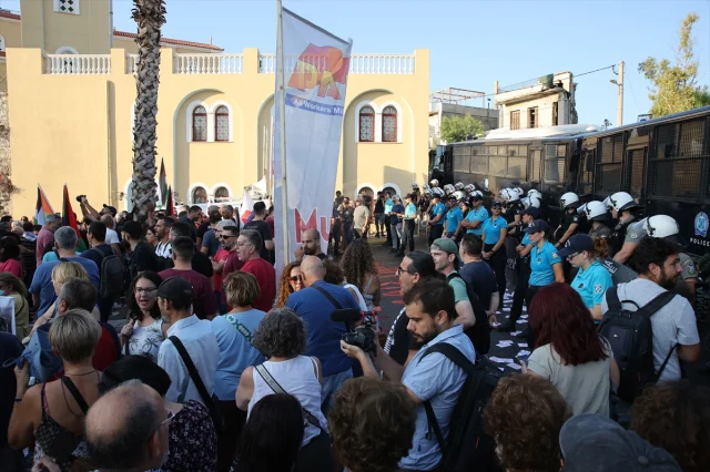 Pire Limanı'nda Gergin Anlar: Filistin Destekçileri İsrail Gemisini Protesto Etti
