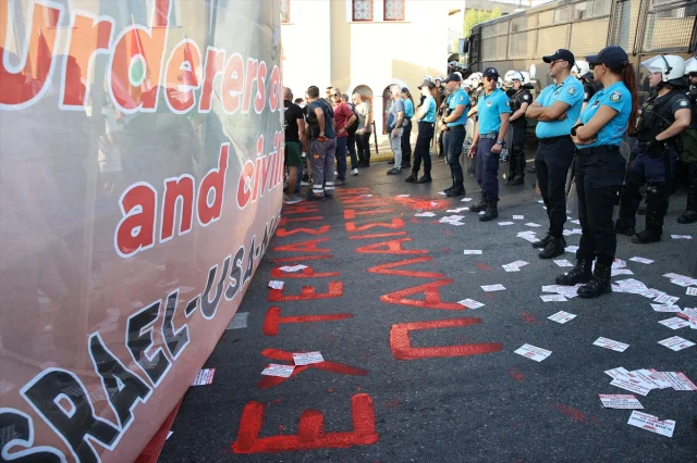 Pire Limanı'nda Gergin Anlar: Filistin Destekçileri İsrail Gemisini Protesto Etti
