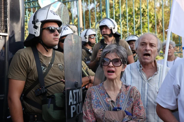 Pire Limanı'nda Gergin Anlar: Filistin Destekçileri İsrail Gemisini Protesto Etti