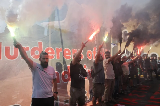 Pire Limanı'nda Gergin Anlar: Filistin Destekçileri İsrail Gemisini Protesto Etti