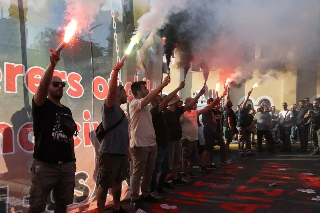 Pire Limanı'nda Gergin Anlar: Filistin Destekçileri İsrail Gemisini Protesto Etti