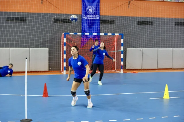 Kübra Akçayoğlu Hentbol Dünyasında Kalpleri Fethediyor