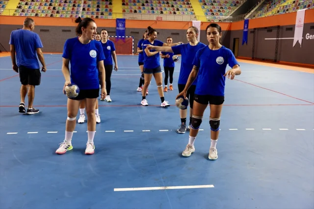 Kübra Akçayoğlu Hentbol Dünyasında Kalpleri Fethediyor