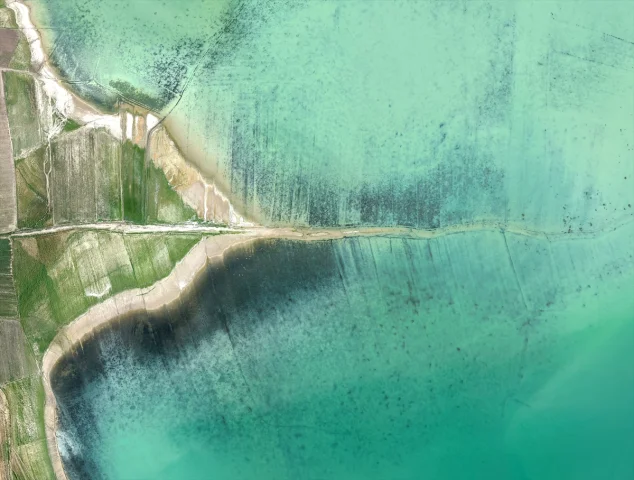 Karakaya Barajı'nda Suyun Çekildiği Alanlardan Çiftçiler Faydalanıyor