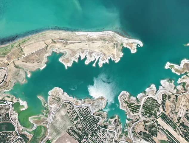 Karakaya Barajı'nda Suyun Çekildiği Alanlardan Çiftçiler Faydalanıyor