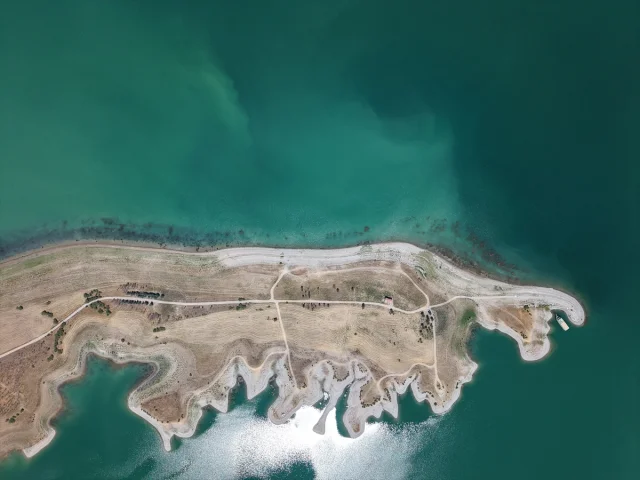 Karakaya Barajı'nda Suyun Çekildiği Alanlardan Çiftçiler Faydalanıyor