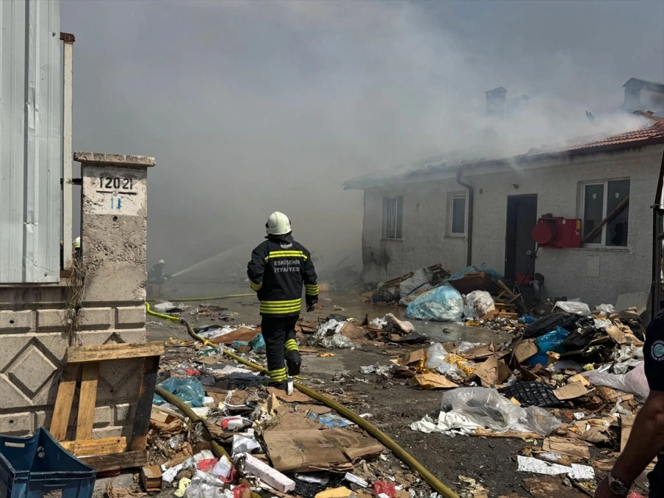 Eskişehir'de Dev Yangın: Geri Dönüşüm Tesisinde Alevler Yükseliyor