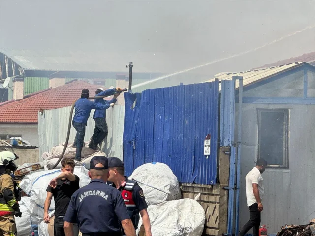 Eskişehir'de Dev Yangın: Geri Dönüşüm Tesisinde Alevler Yükseliyor