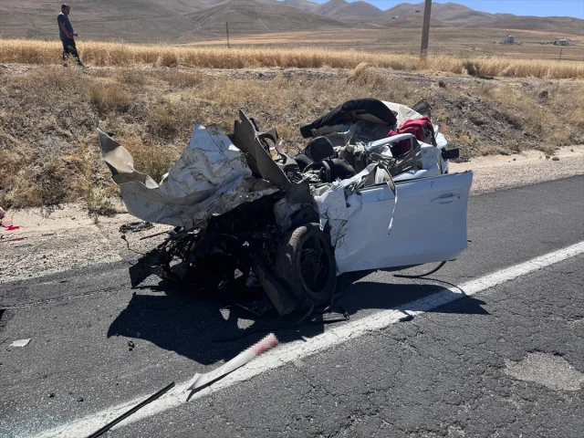 Erzurum'da Gece Yarısı Korkunç Kaza: Genç Sürücü Hayatını Ka...