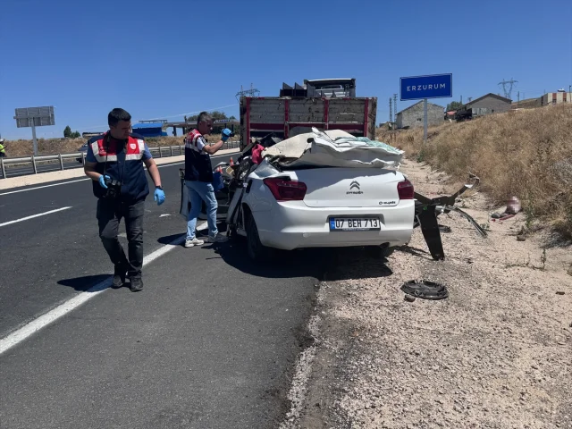 Erzurum'da Gece Yarısı Korkunç Kaza: Genç Sürücü Hayatını Kaybetti