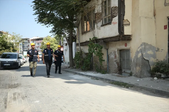 Sındırgı'nın Yürek Sızlatan Deprem Gerçeği: Hasar Tespit Çalışmaları Ne Aşamada?