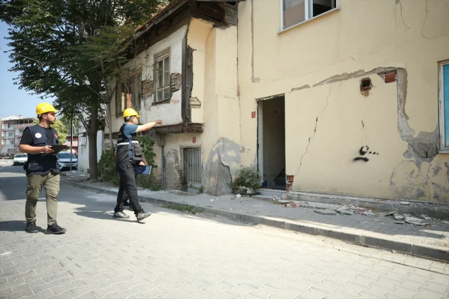 Sındırgı'nın Yürek Sızlatan Deprem Gerçeği: Hasar Tespit Çalışmaları Ne Aşamada?