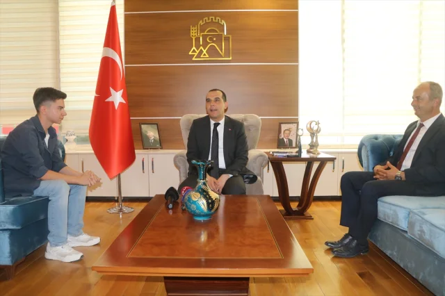 Rüzgarın Ters Dönmesine Rağmen Türk Bayrağına Yürekten Sadak...