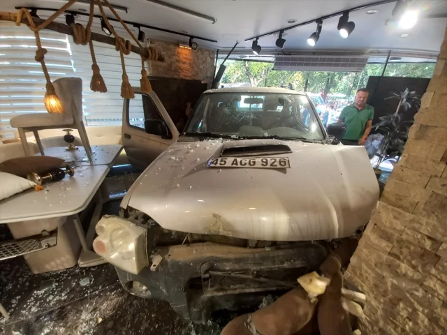 Manisa'da Trafik Kazası Şaşkınlık Yarattı: Pikap Mağazaya Daldı