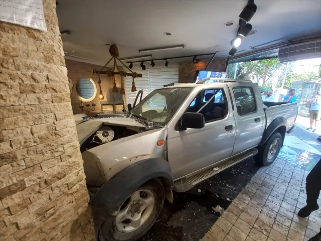 Manisa'da Trafik Kazası Şaşkınlık Yarattı: Pikap Mağazaya Daldı