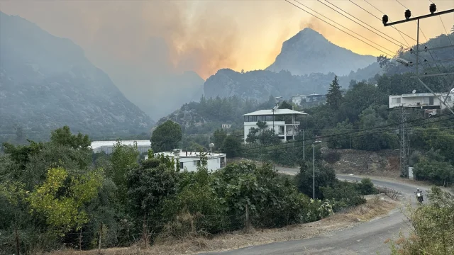 Mersin'deki Orman Yangınları Kontrol Altına Alınmaya Çalışılıyor