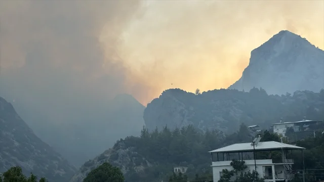 Mersin'deki Orman Yangınları Kontrol Altına Alınmaya Çalışılıyor