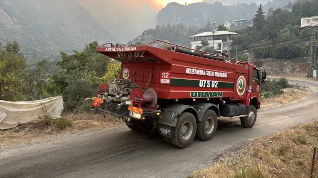 Mersin'deki Orman Yangınları Kontrol Altına Alınmaya Çalışılıyor