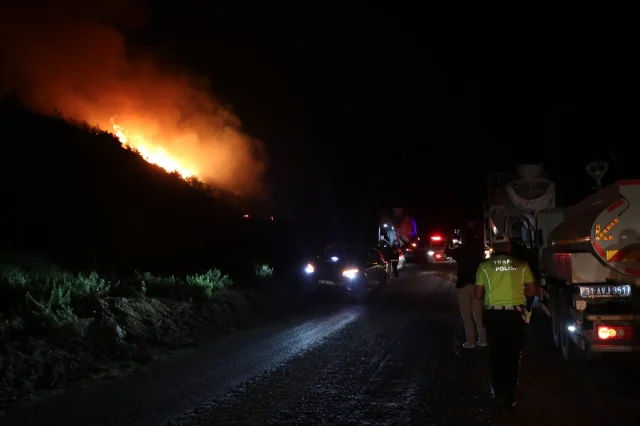 Hatay Yayladağı'nda Alevler Tehlike Saçıyor