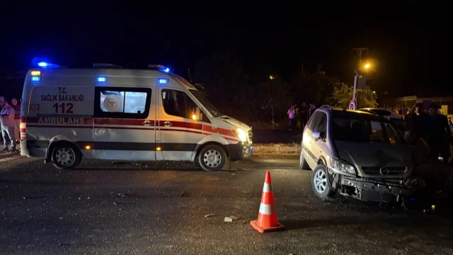 Sakarya'da Feci Kaza: İki Otomobil Çarpıştı, 8 Kişi Yaralı