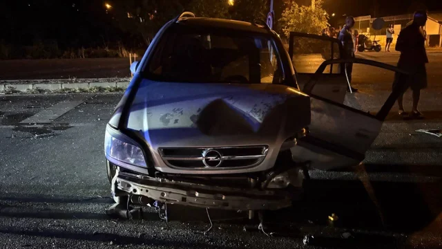 Sakarya'da Feci Kaza: İki Otomobil Çarpıştı, 8 Kişi Yaralı