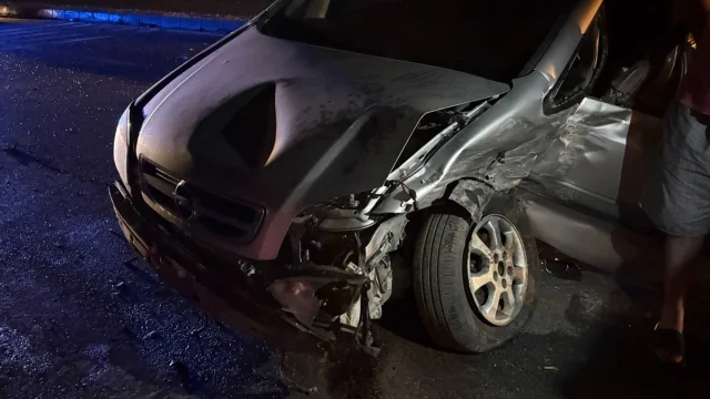Sakarya'da Feci Kaza: İki Otomobil Çarpıştı, 8 Kişi Yaralı